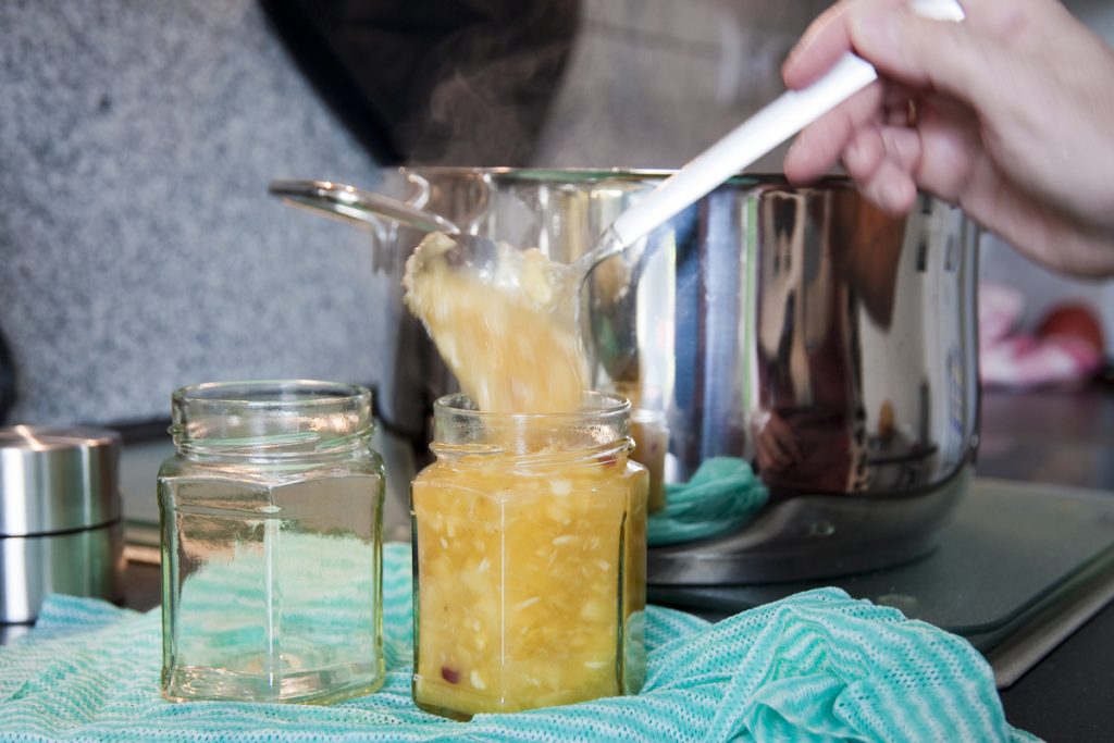 Mit einer Suppenkelle lässt sich Marmelade sauber in Gläser abfüllen