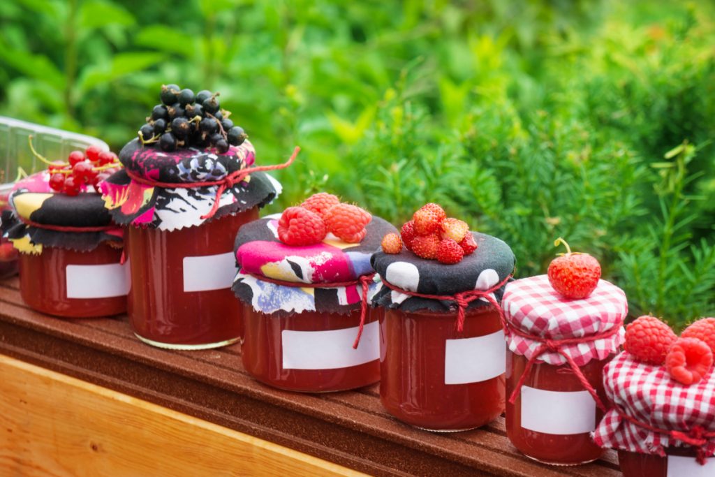 Johannisbeeren, Jostabeeren, Himbeeren oder Erdbeeren - beim Marmeladekochen könnt ihr eurer Fantasie freien Lauf lassen. Mischt eure Lieblingsfrüchte miteinander oder verfeinert sie mit Zimt, Vanille, Kräutern oder Kokosraspeln